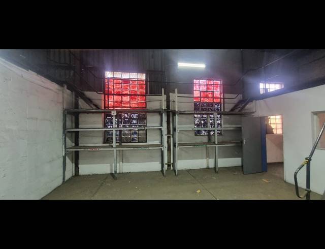168M² WAREHOUSE TO LET IN AUREUS